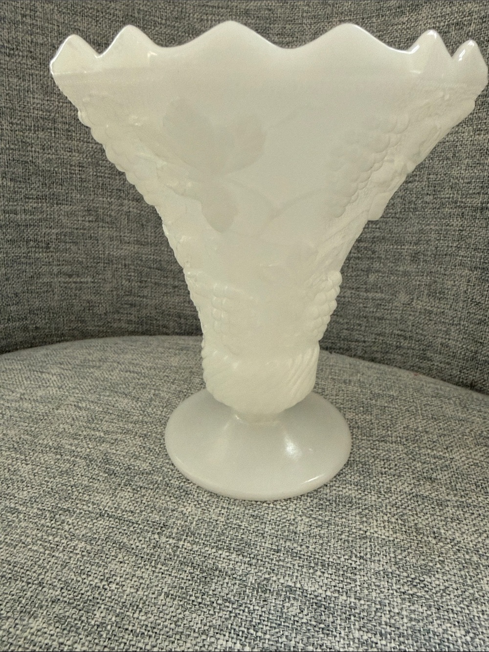 VINTAGE ANCHOR HOCKING GRAPE VINE WHITE MILK GLASS PANELED FOOTED VASE 6"